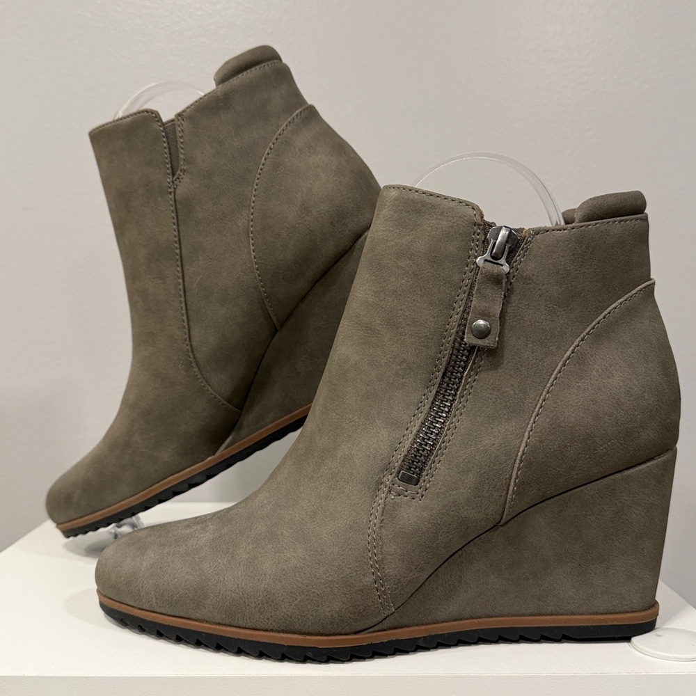 Stylish Taupe Wedge Ankle Boots SZ-8 - Picture 4 of 6